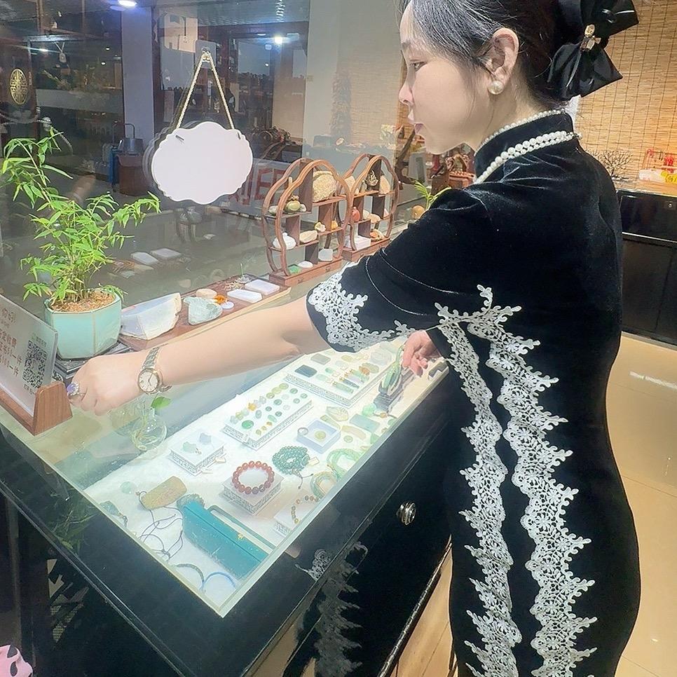 做珠宝的小姐姐