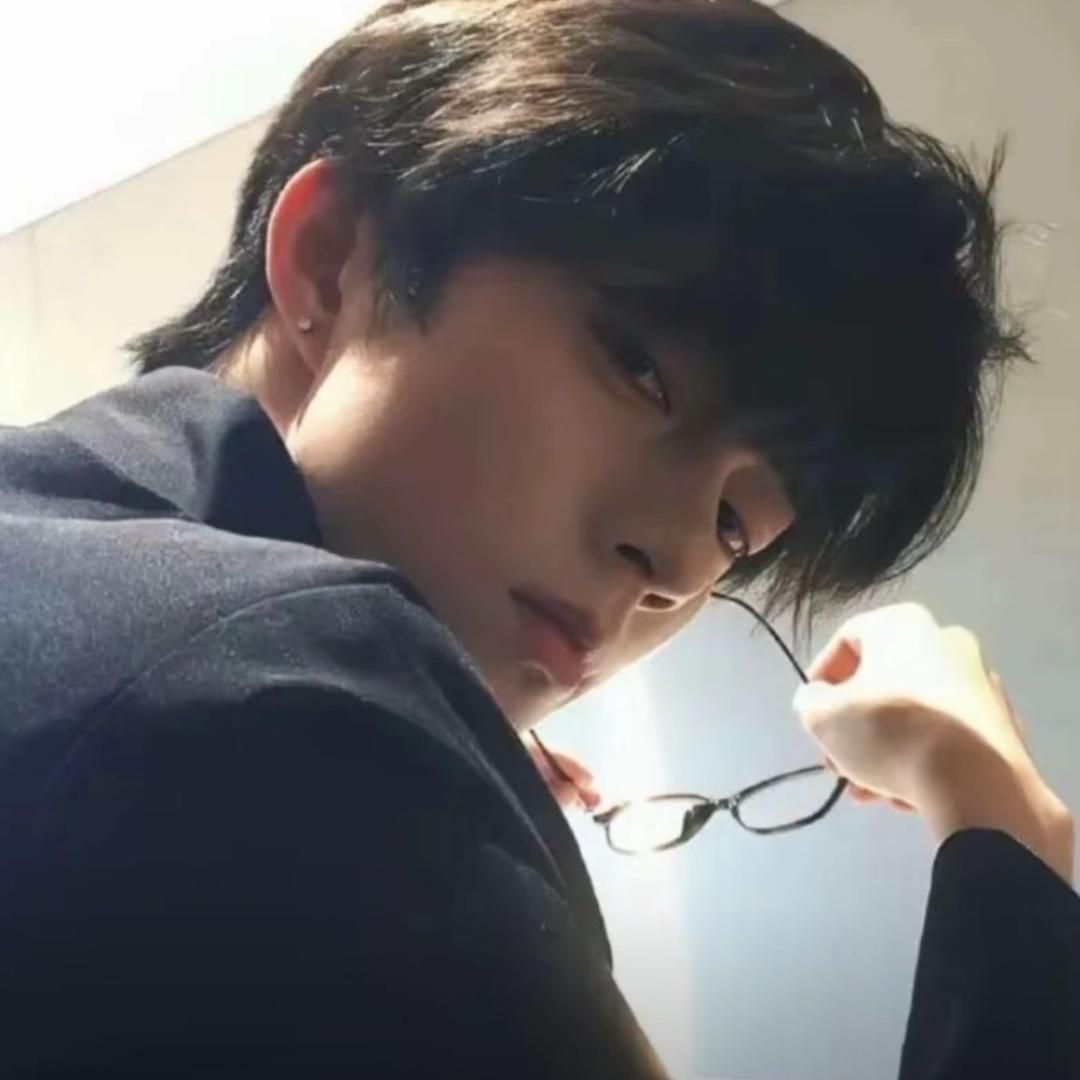 脸红的.