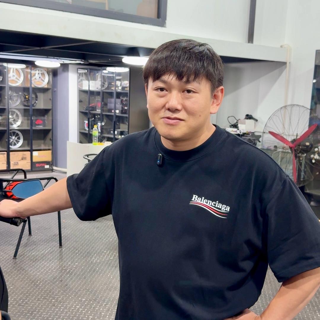 开电摩店的蒋哥