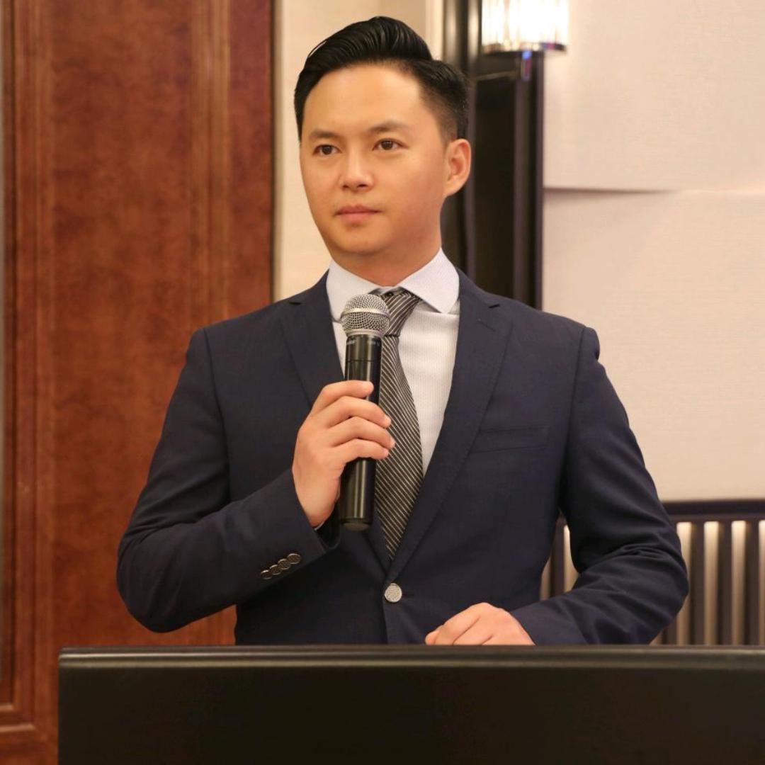 酒店戏精教官-亮哥