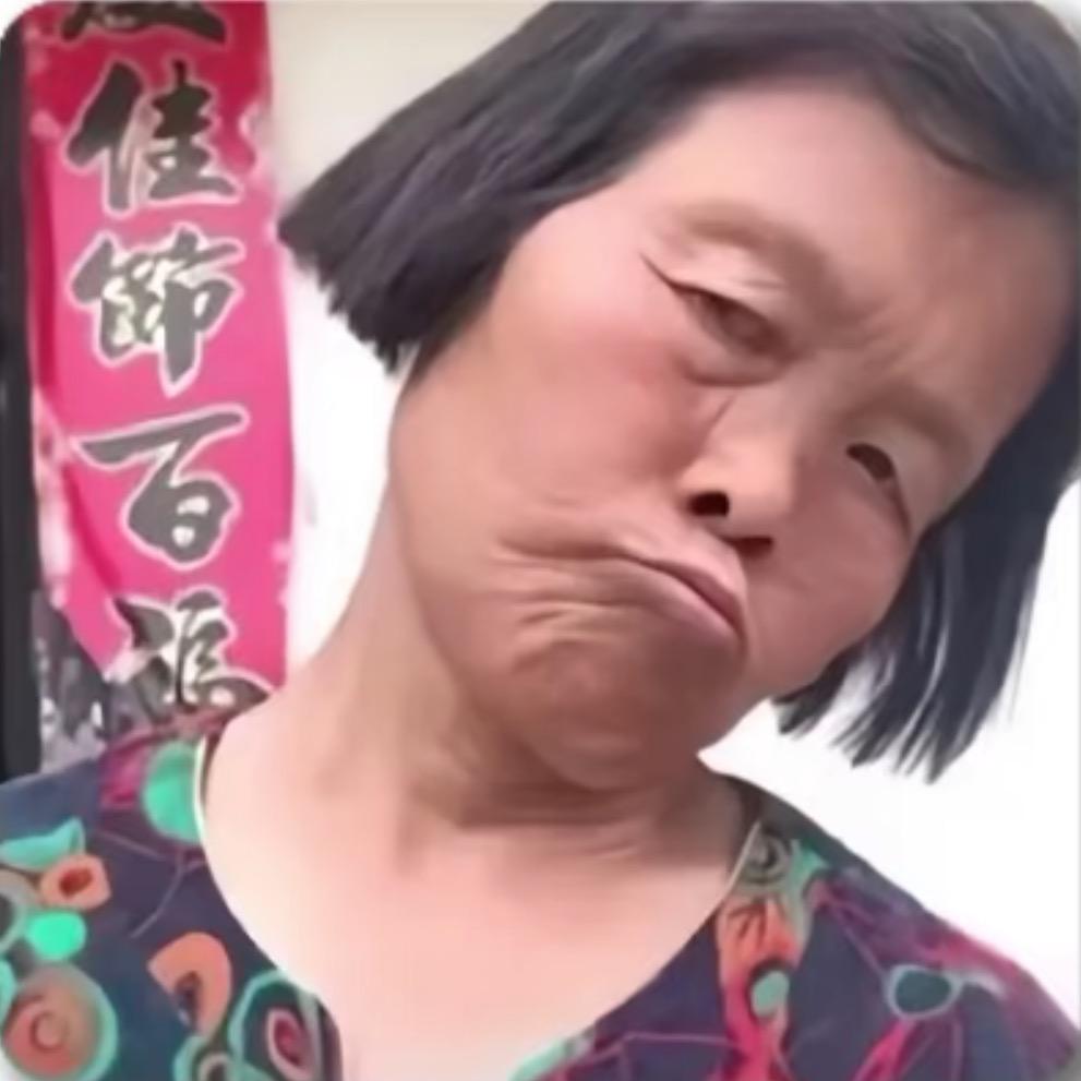 78岁老奶骑小伙过马路