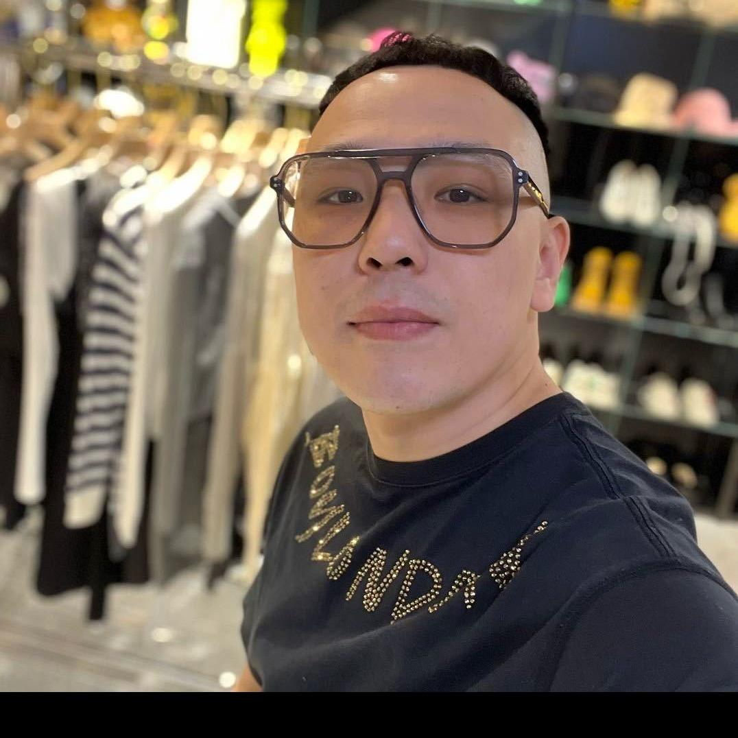 王鼎发。