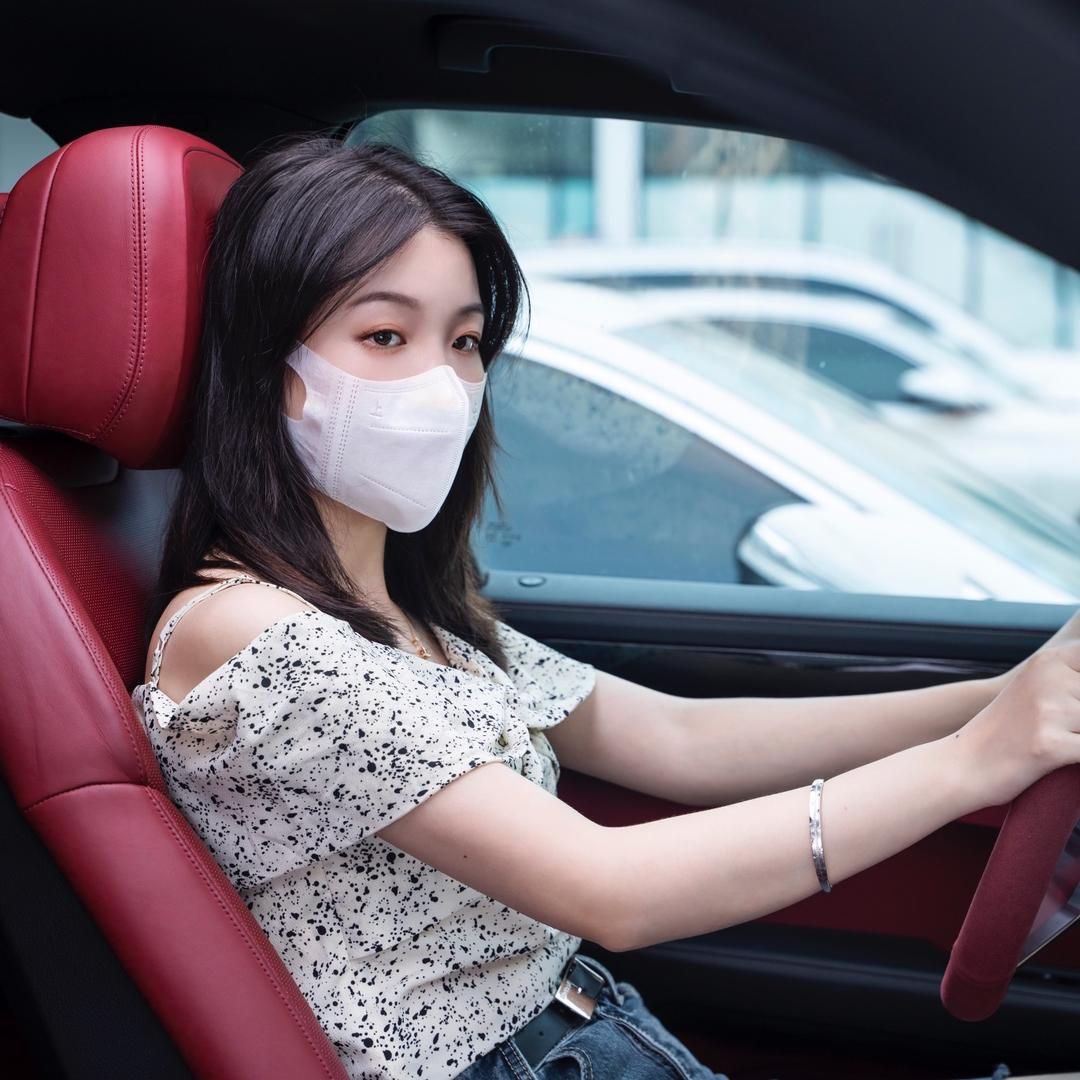 开保时捷的小姐姐