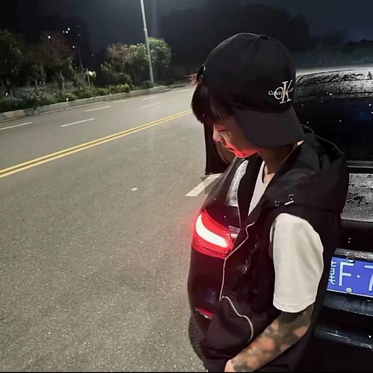 小巷里乱窜的猫