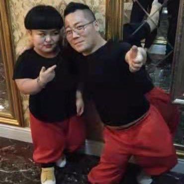 袖珍夫妻，阿龙，阿妞