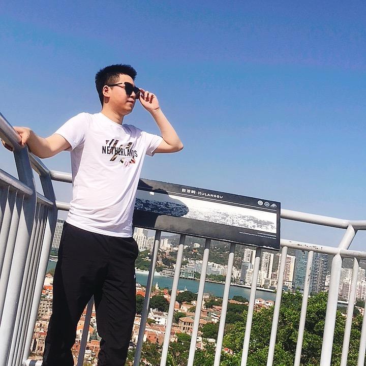 三哥.