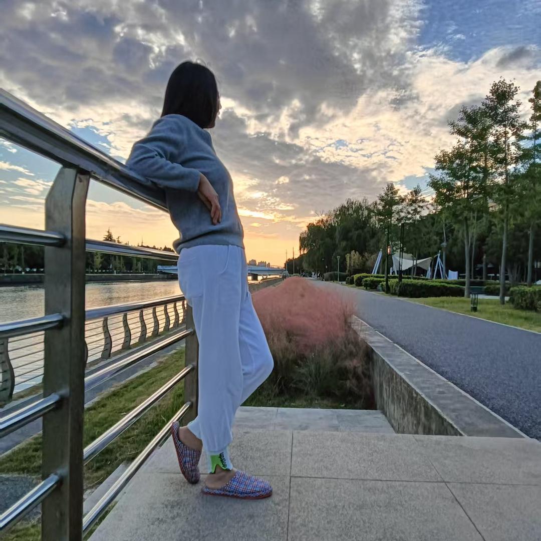 霞角。鄧……