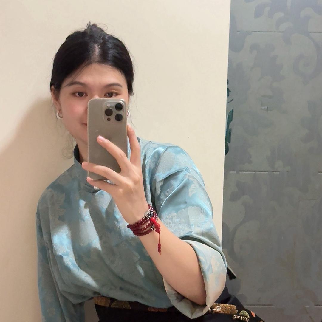 小何_