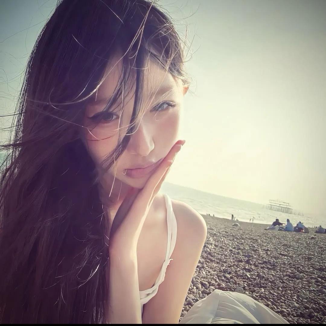 圆脸微胖小美女