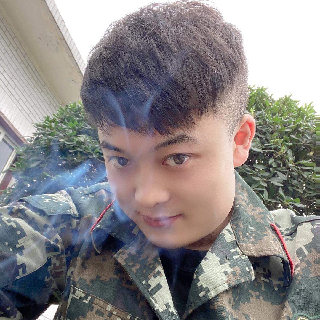 烈酒伴浓烟°ʚ(*´꒳`*)ɞ°.