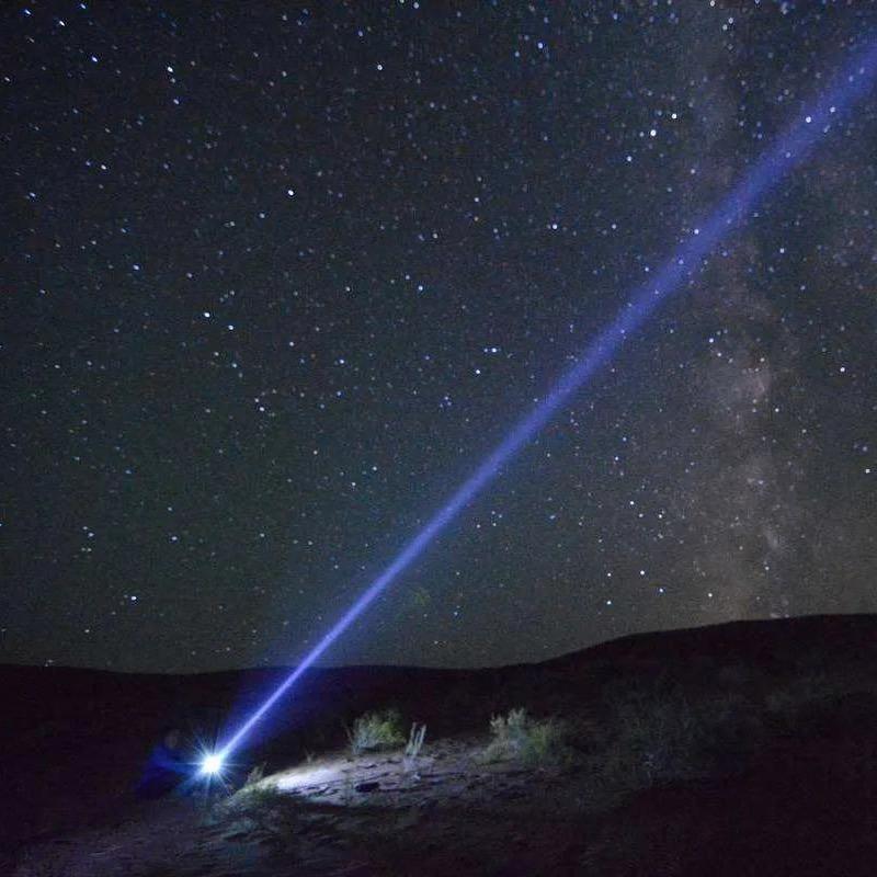 明豹天闪运动户外专卖店磊
