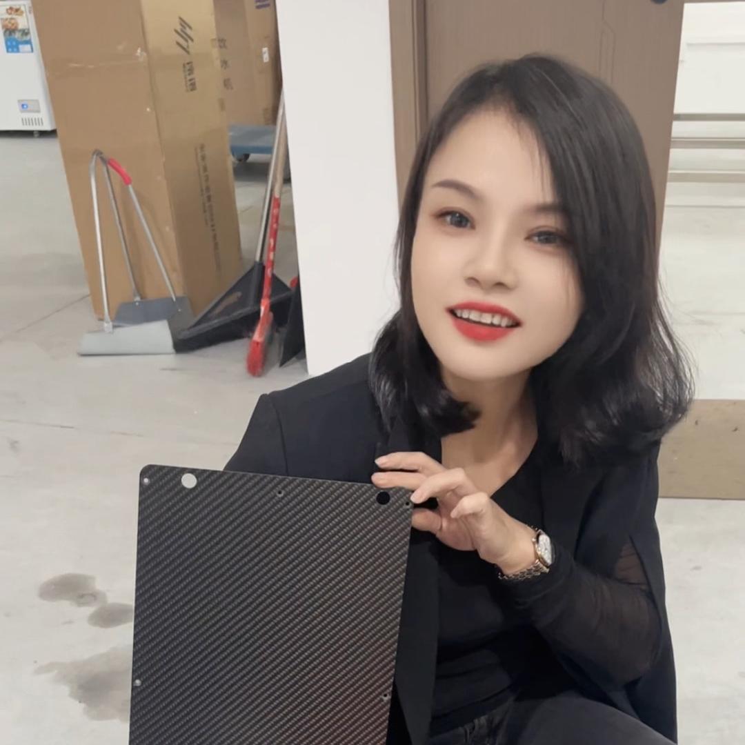 炜炜（卖碳纤维的小姐姐）