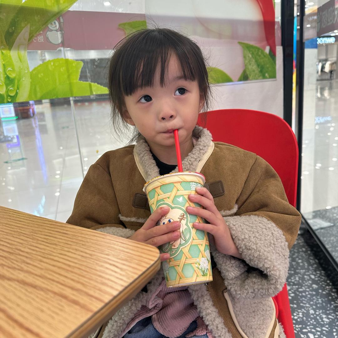 沐沐有颗小虎牙