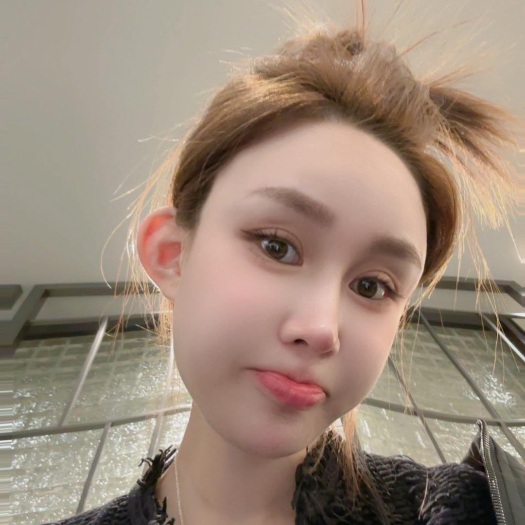 八 月