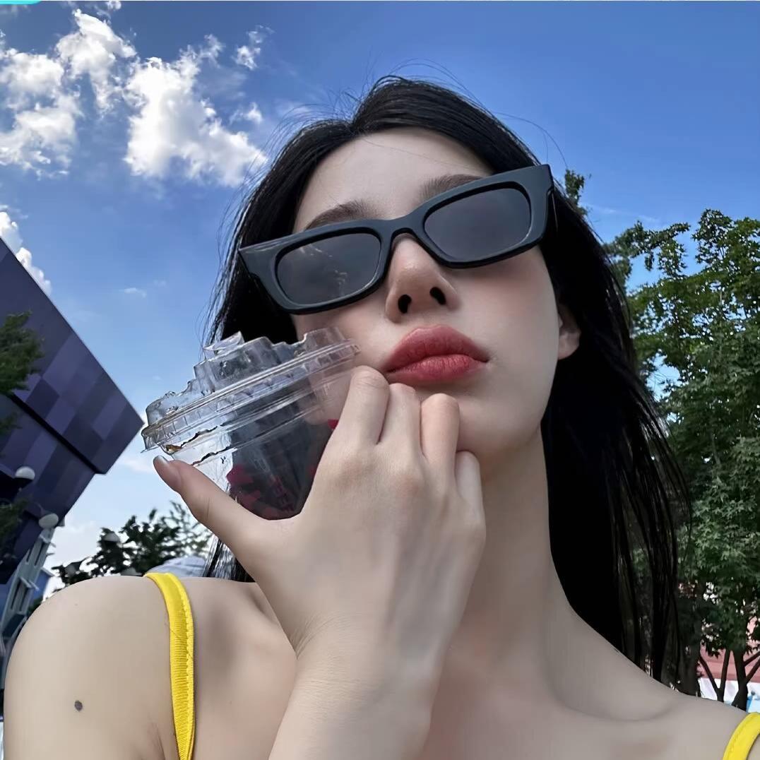 女 子