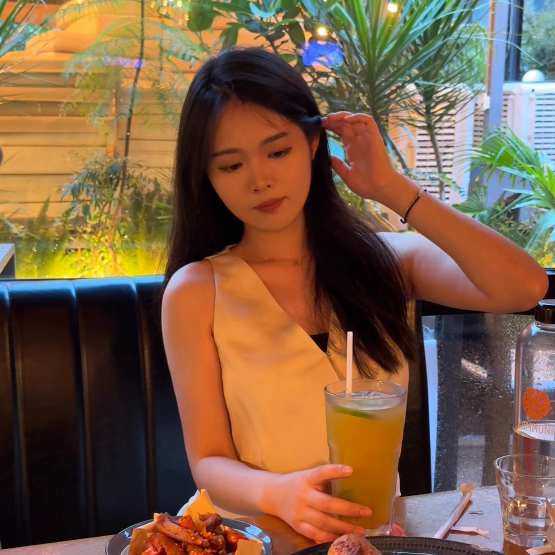戚戚.