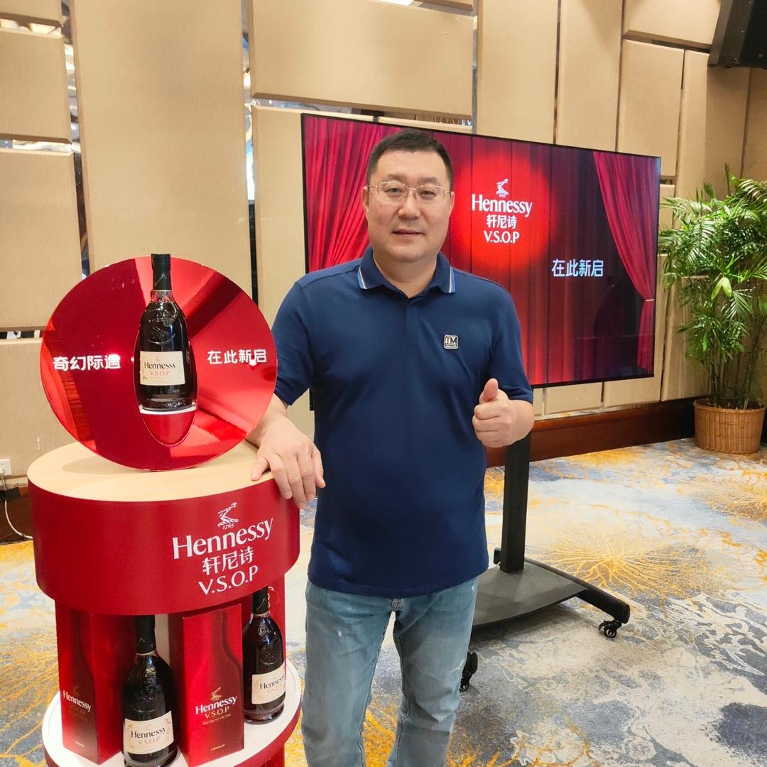 万国老林爱喝酒