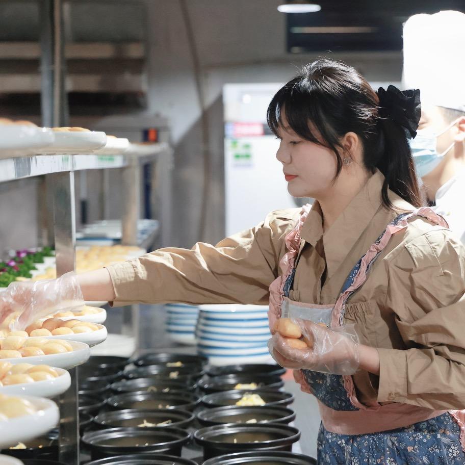 月半湾老板娘
