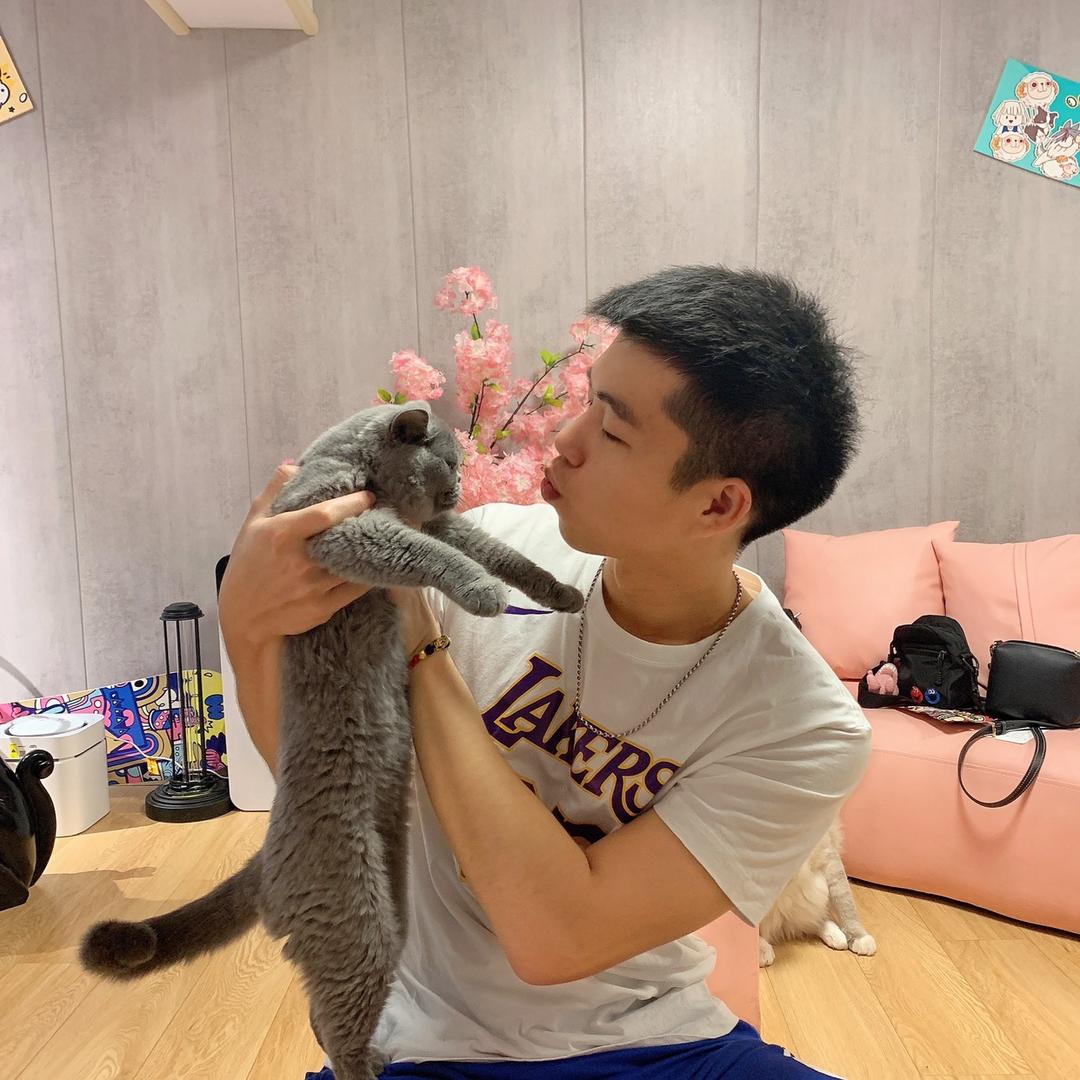 梁明威