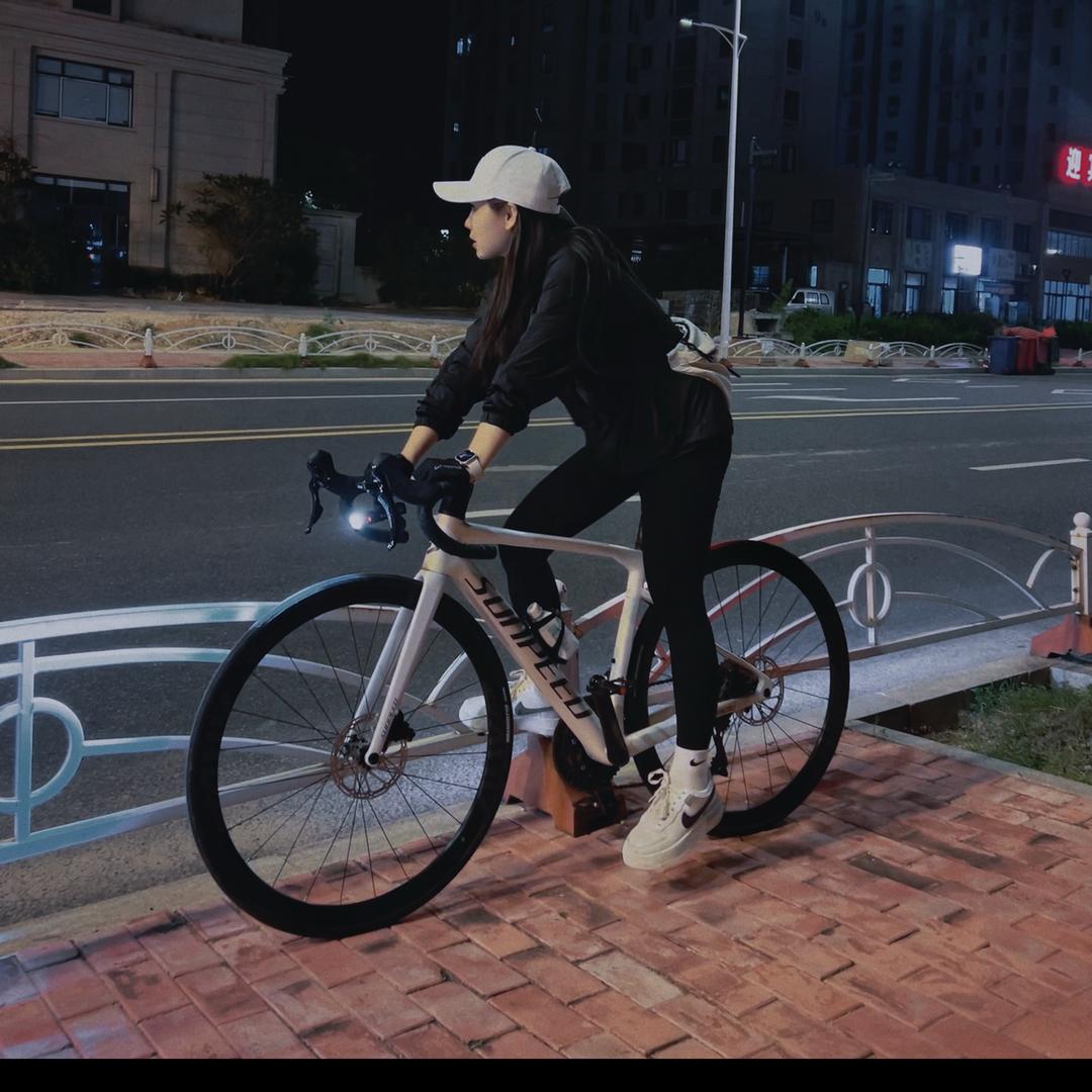 @  黄伊俐