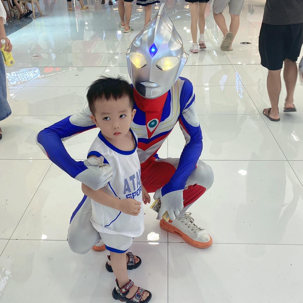 爱拍抖音的迪迦哥哥