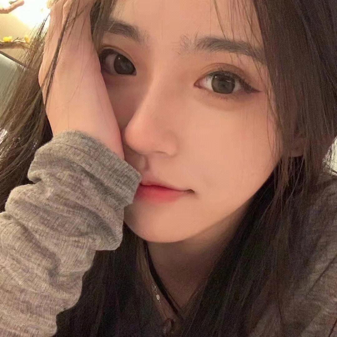 嫣然含笑