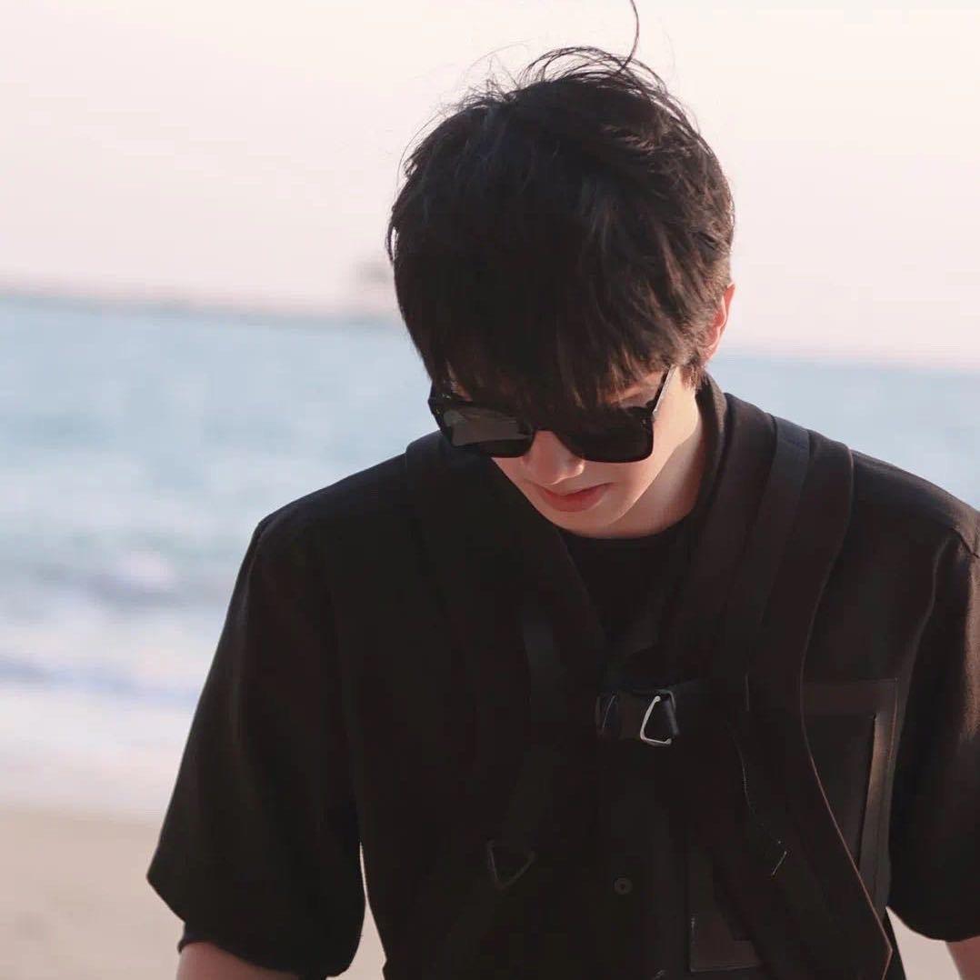 头发凌乱的哥哥