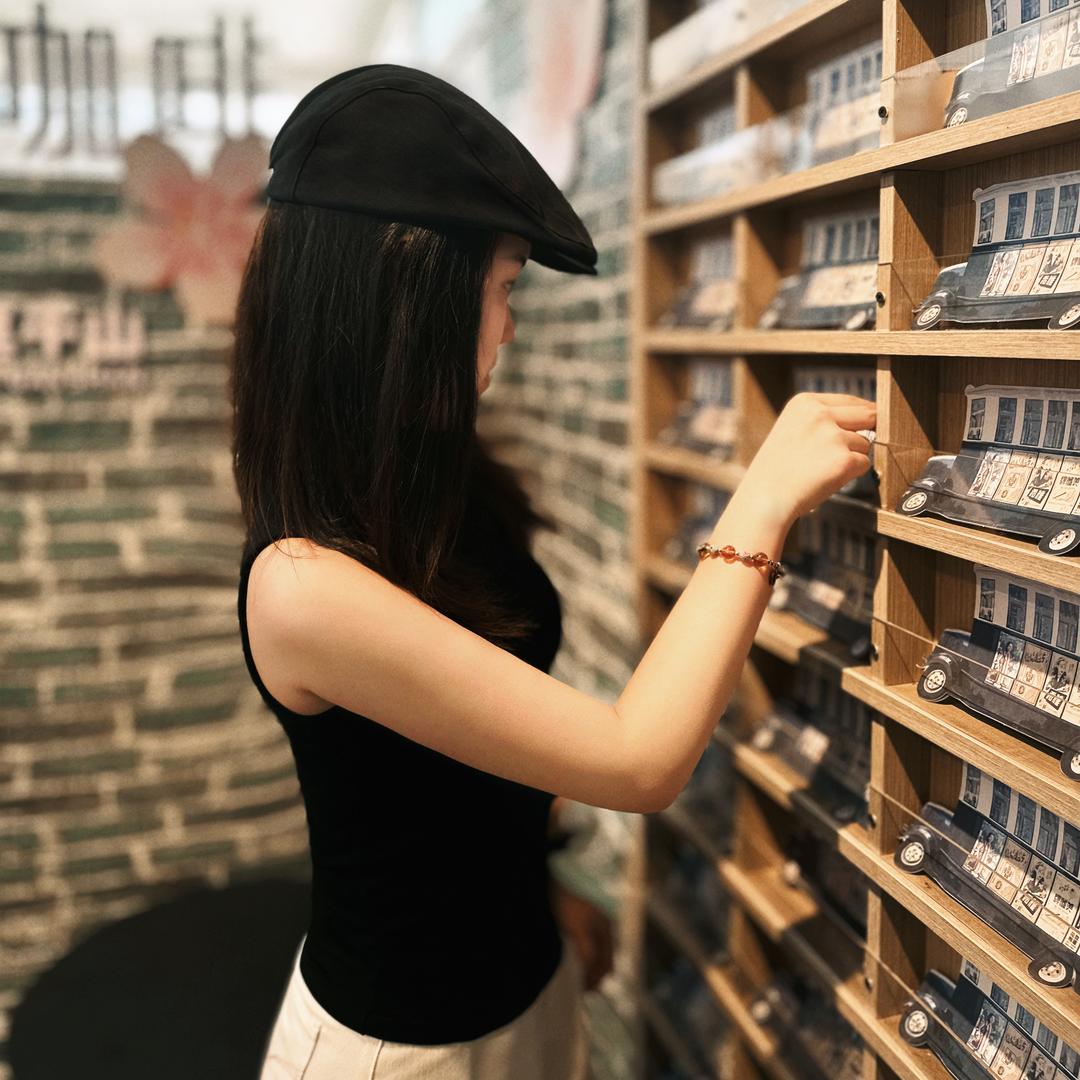 爱拍照的小雅