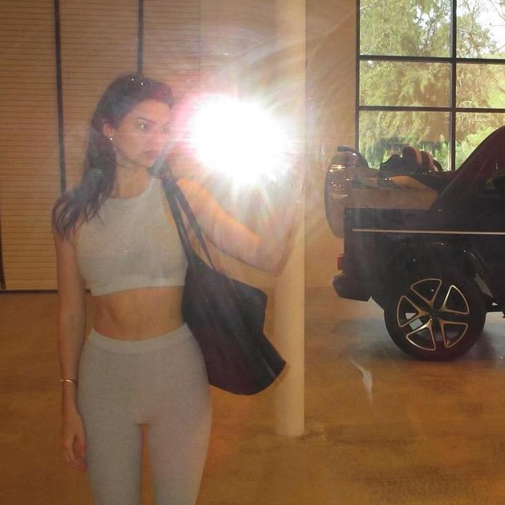 歪头松鼠爱喝椰子