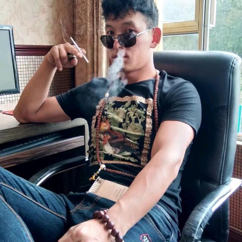 叼烟抽寂寞