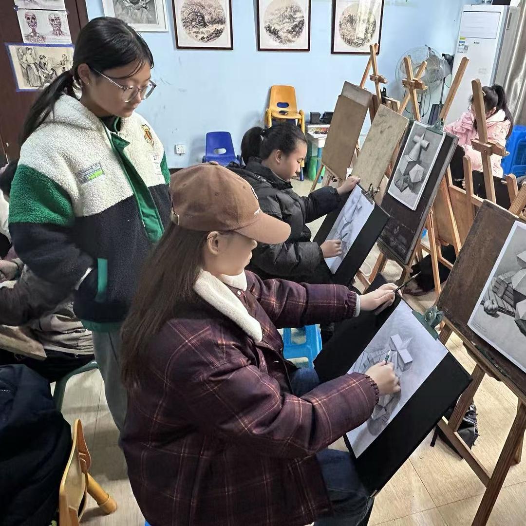 爱唱歌🎵的美术老师🎨
