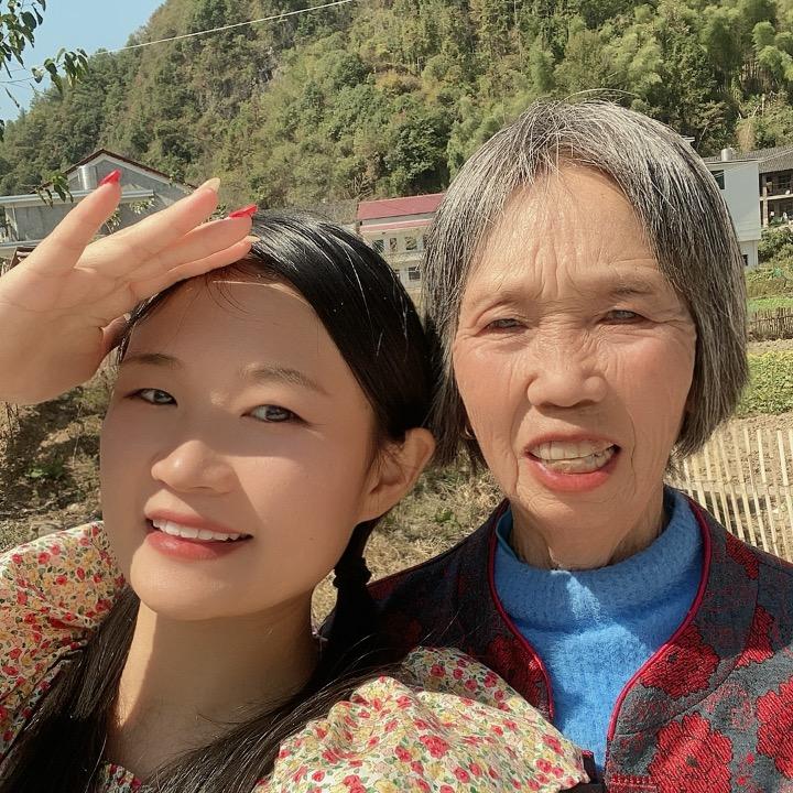 兜二娃与康奶奶