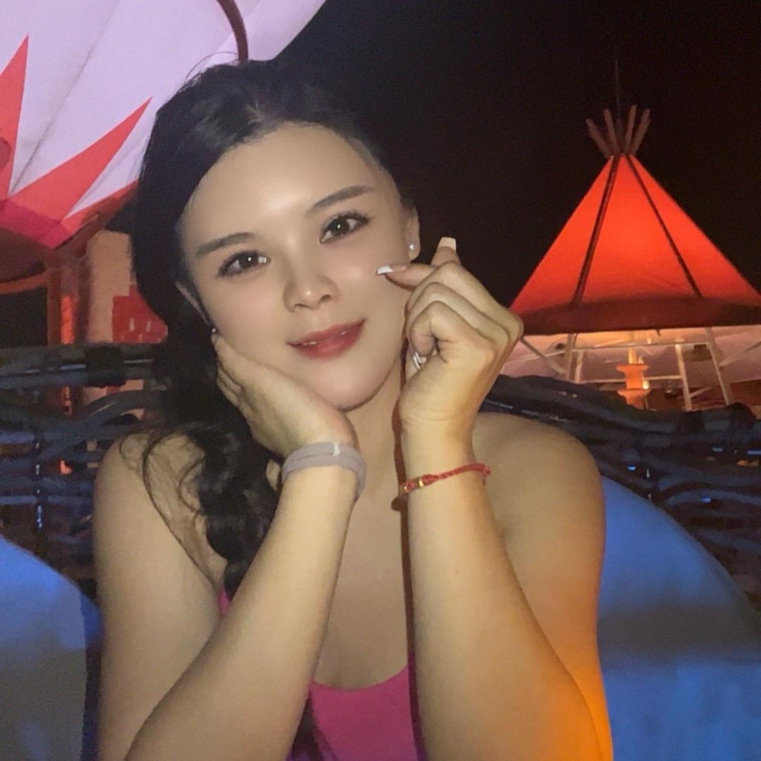 开铲车的小菇凉