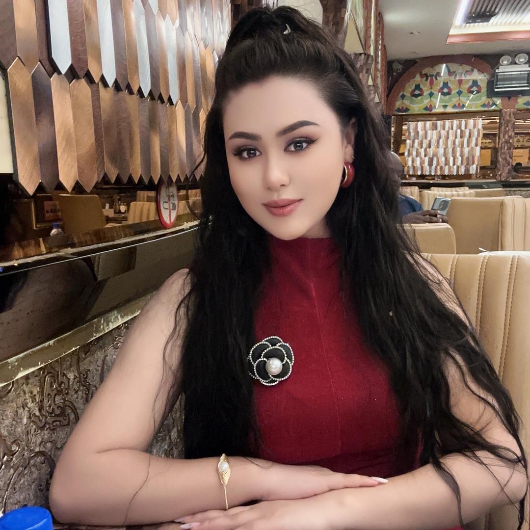 妮拉服装