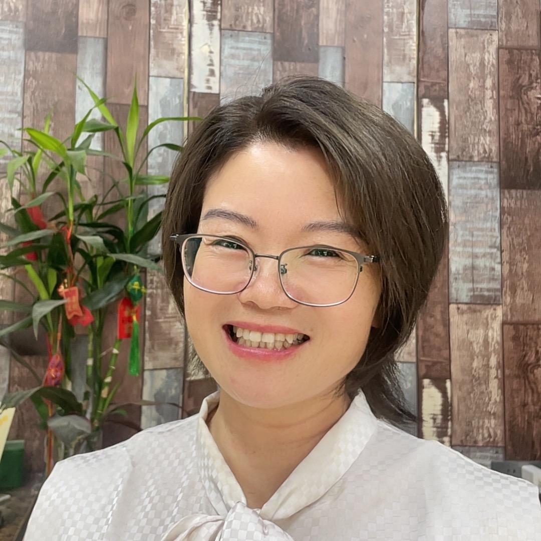 跑调姐在唱歌