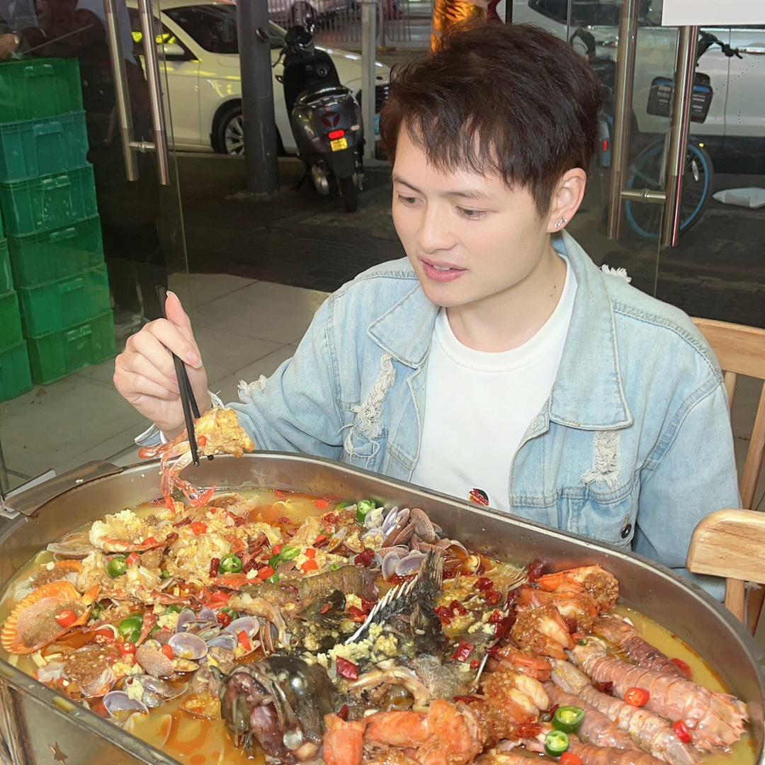 小龙吃玩