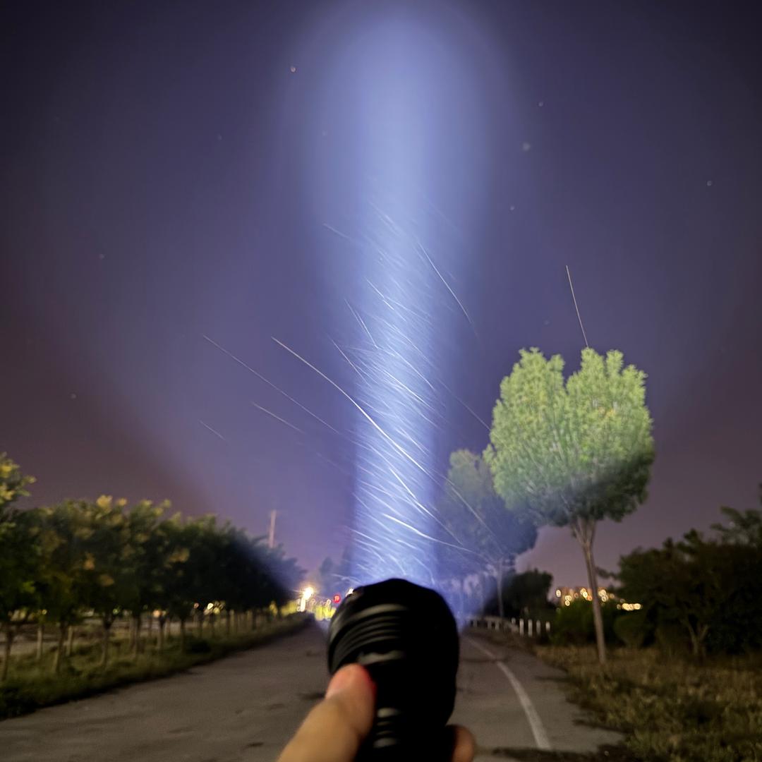 夜路中的手电光