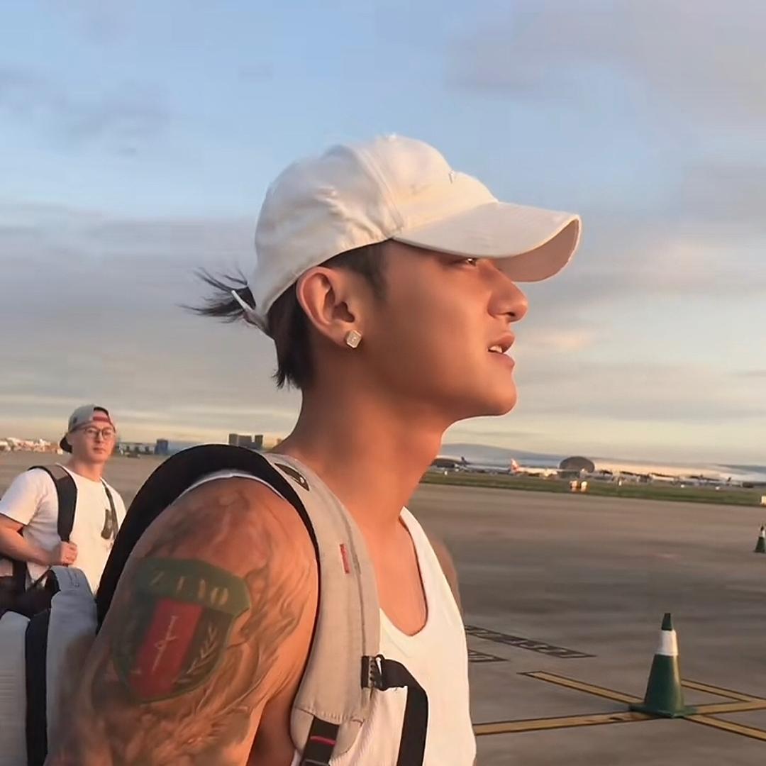 小鱼去吐泡泡