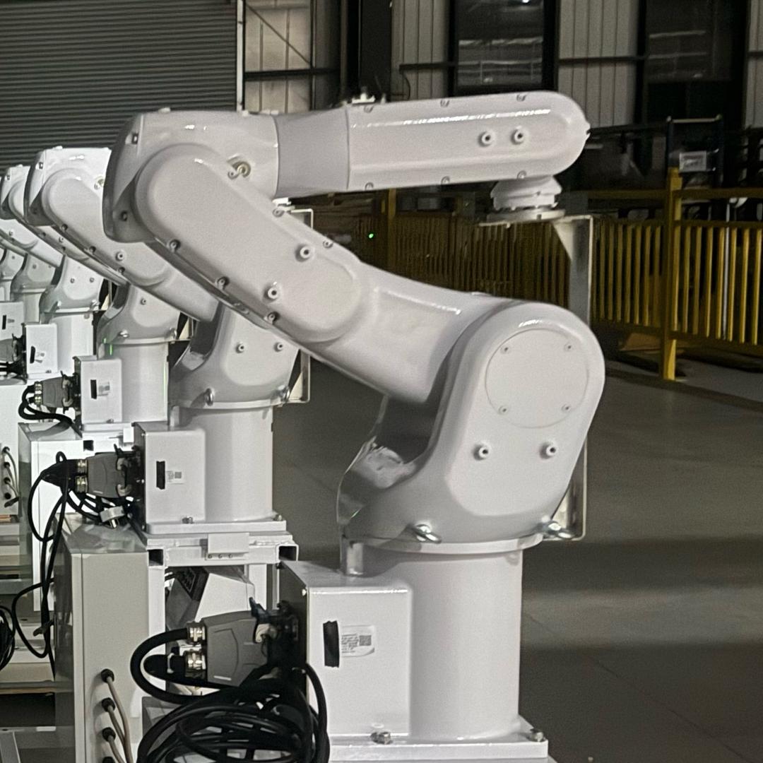 00后的机器人调试员