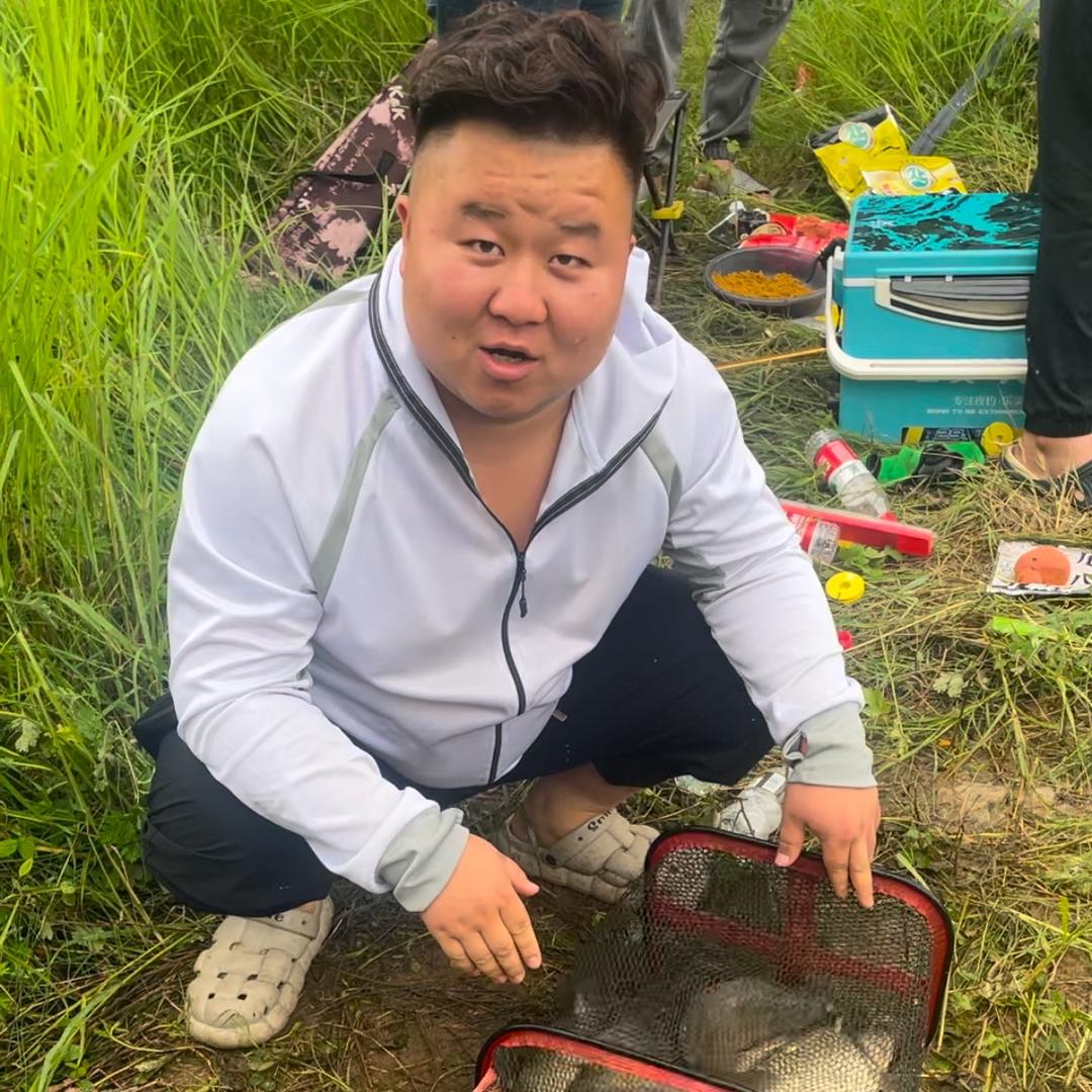 小胖爱钓鱼