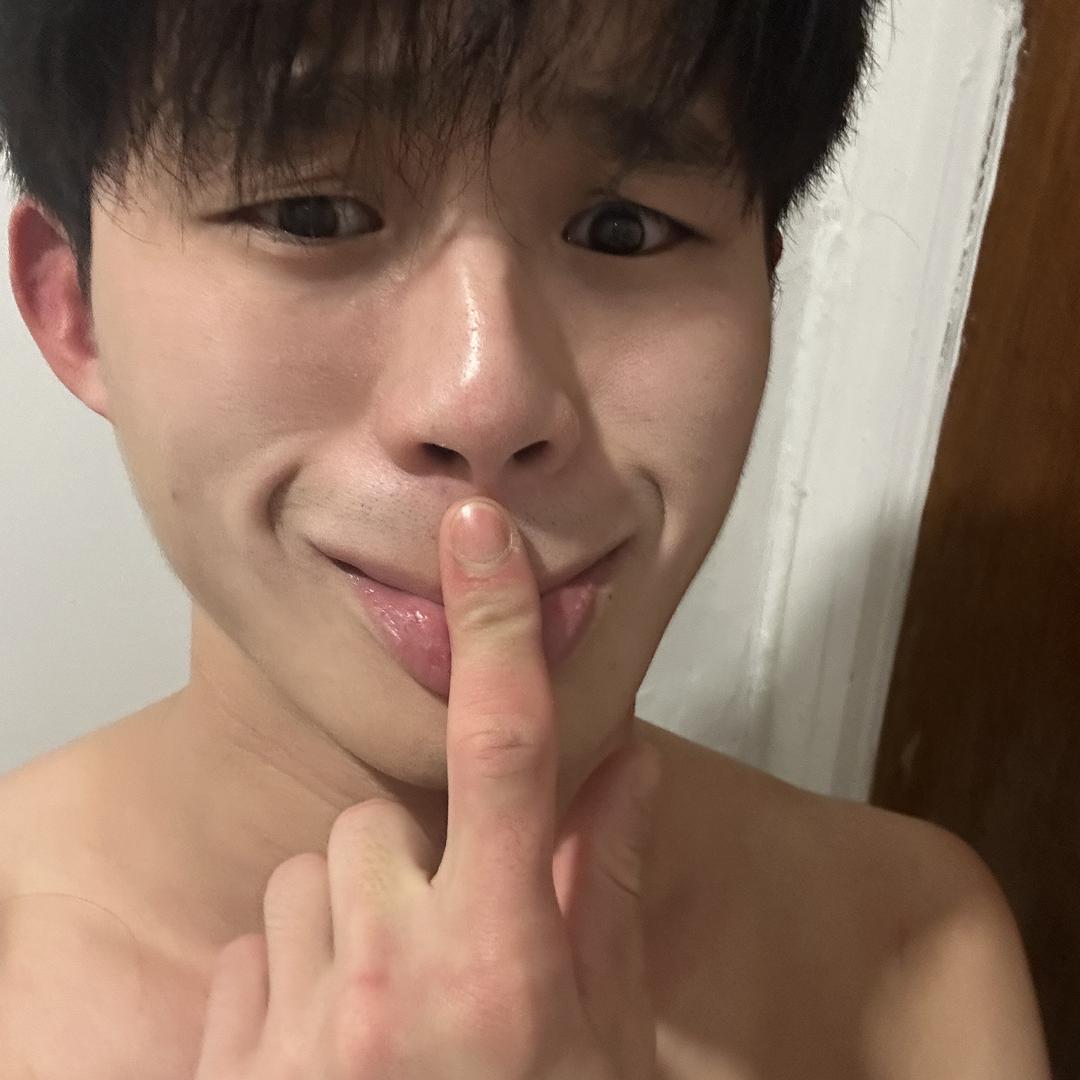 躲在卫生间偷偷吃白蛆屁股