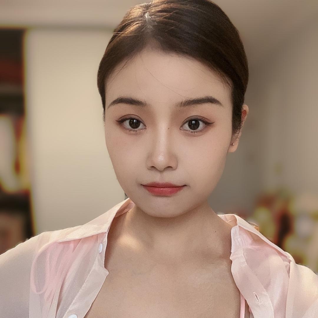 脸圆圆的小小何