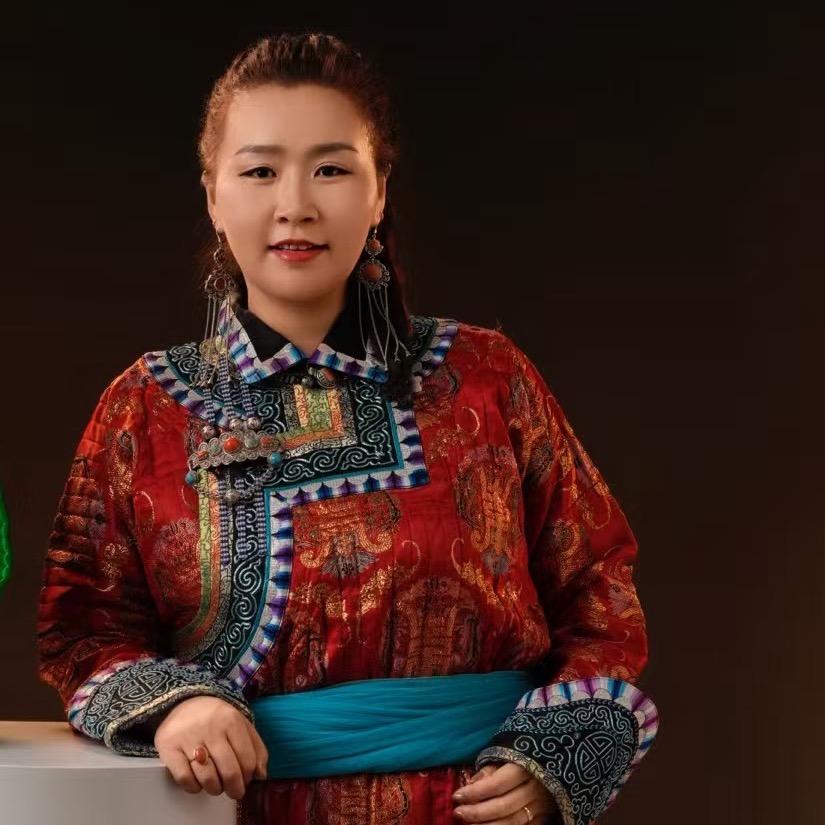 东乌乌仁高娃服饰