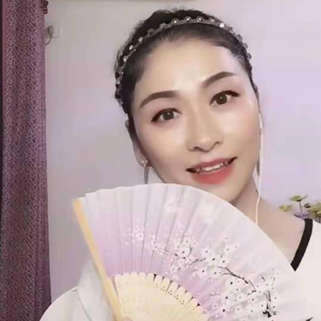 小爱（爱跳舞的导游）