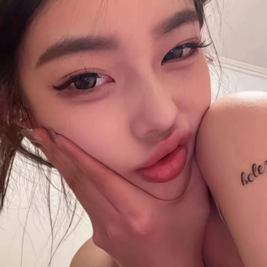 她一定比我成熟