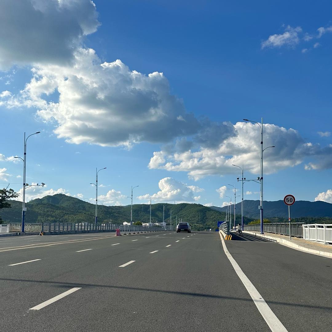 . 旧巷里的橘灯