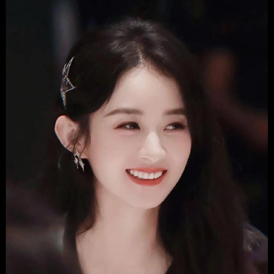 小伊今天穿什么