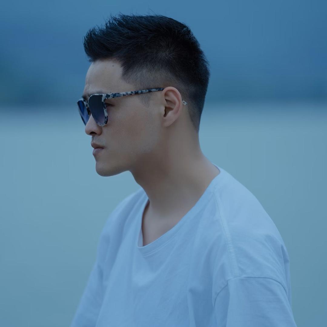 爱拍照的张杰