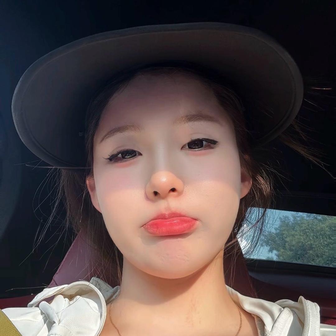 一个女的.