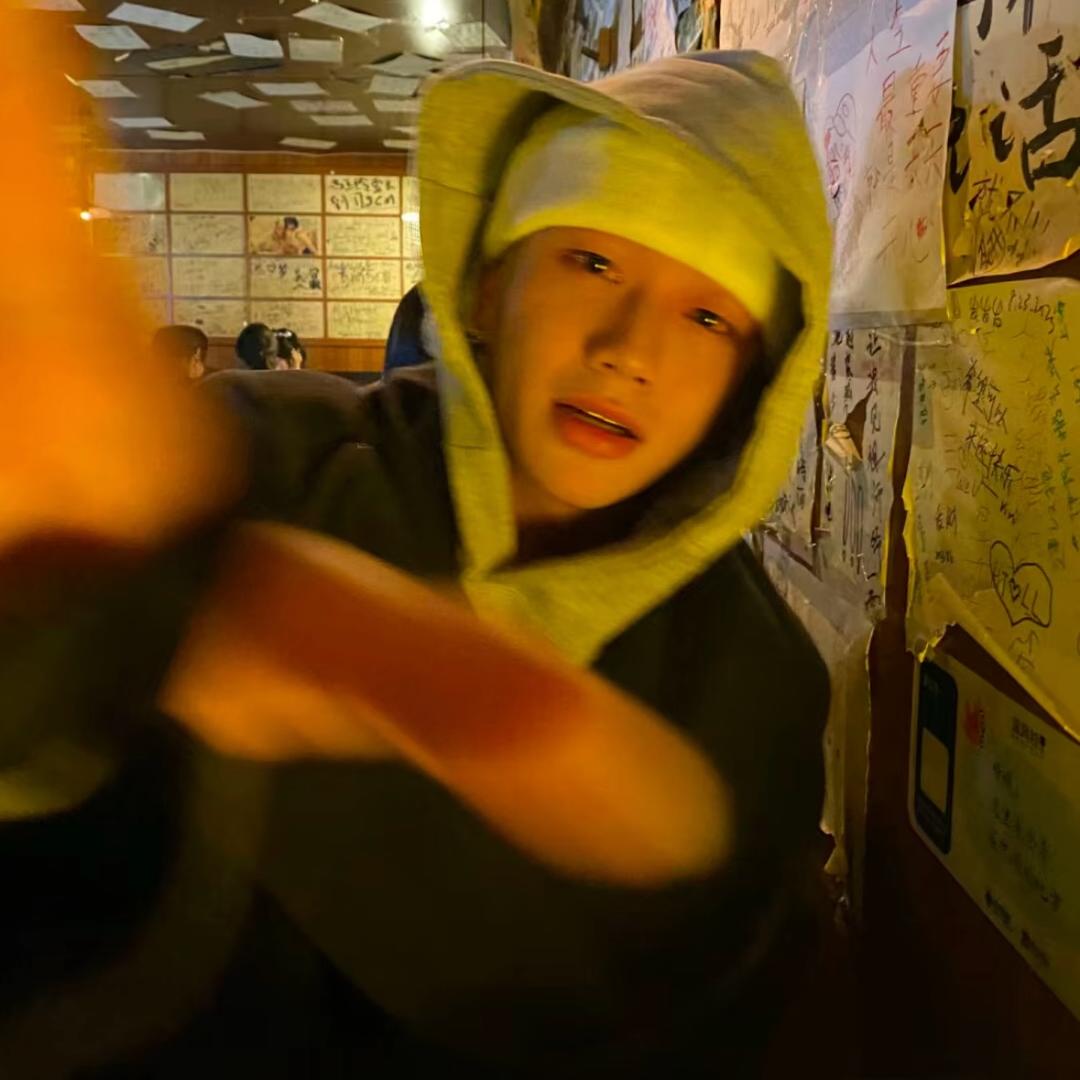 小何何_